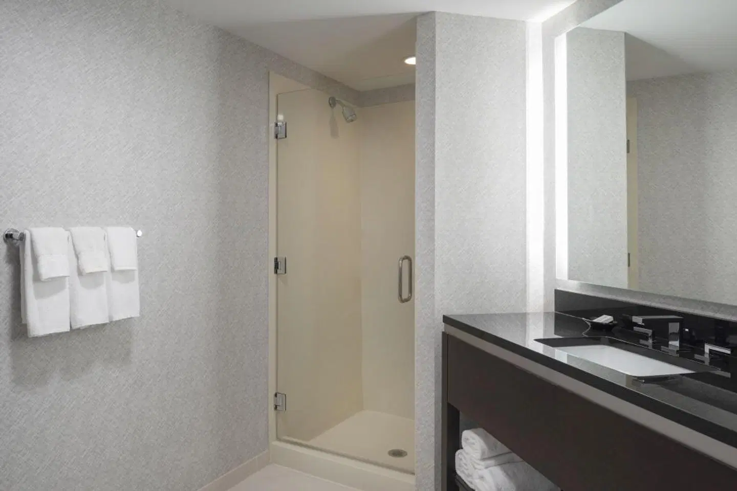 Fairfield Inn & Suites by Marriott Boston Logan Airport/Chelsea Badezimmer