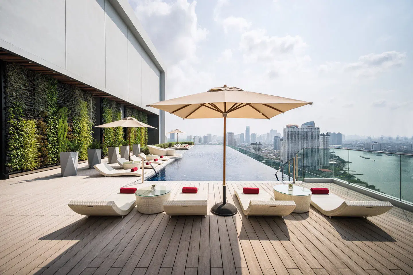 Avani+ Riverside Bangkok Hotel Terrasse