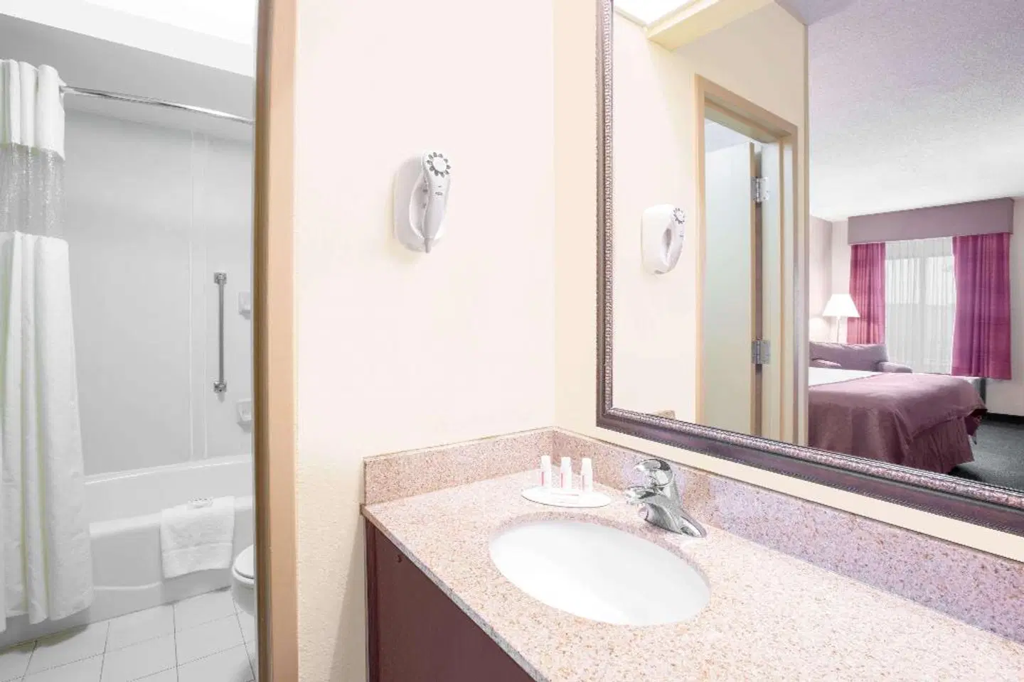 Baymont by Wyndham Camp Lejeune Badezimmer