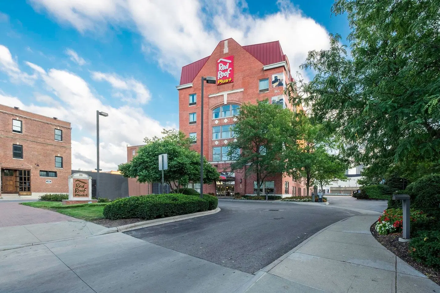 Red Roof Plus + Columbus Downtown-Convention Center EXTERIOR