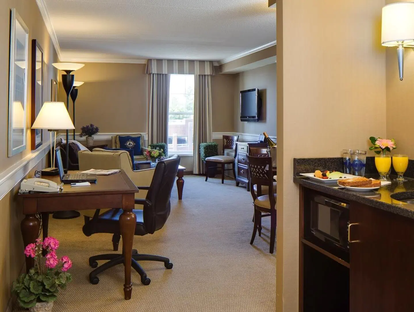 Salem Waterfront Hotel and Suites Bar