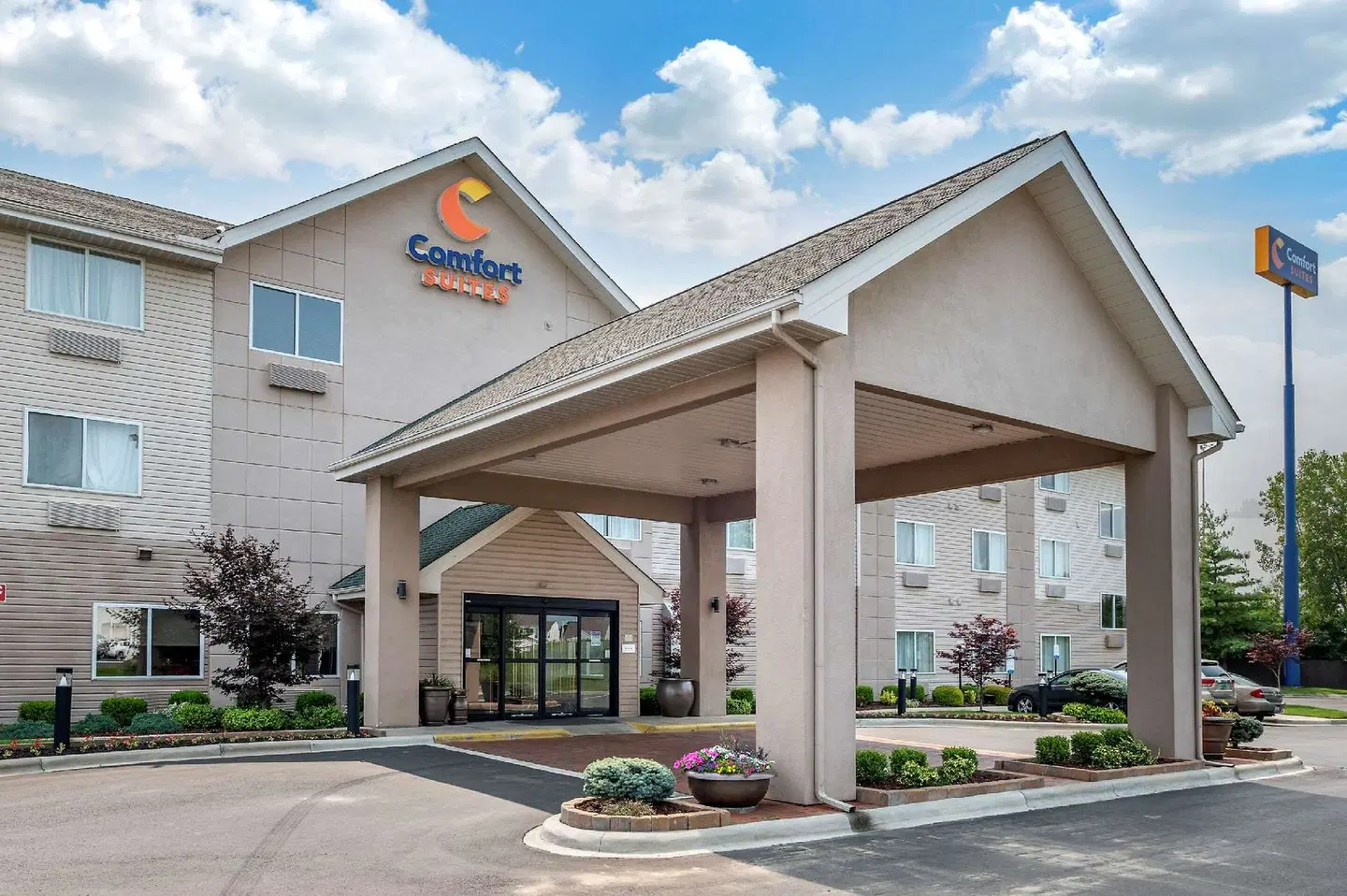Comfort Suites Columbus EXTERIOR