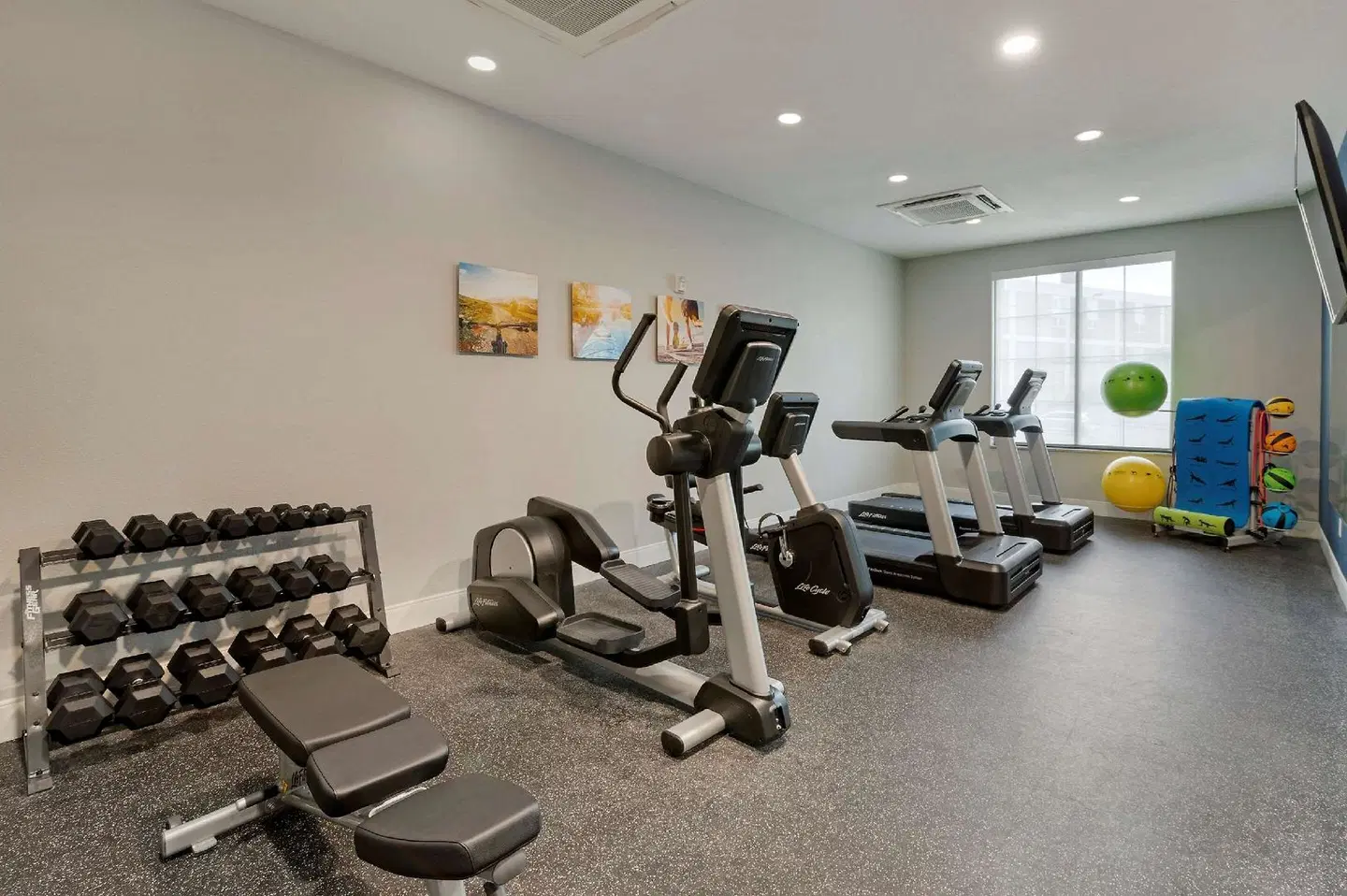 Comfort Suites SPORTS_AND_LEISURE