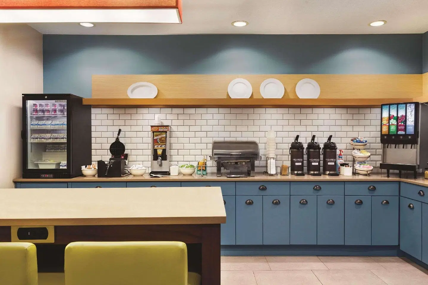 Country Inn & Suites by Radisson, Springfield, OH Bar