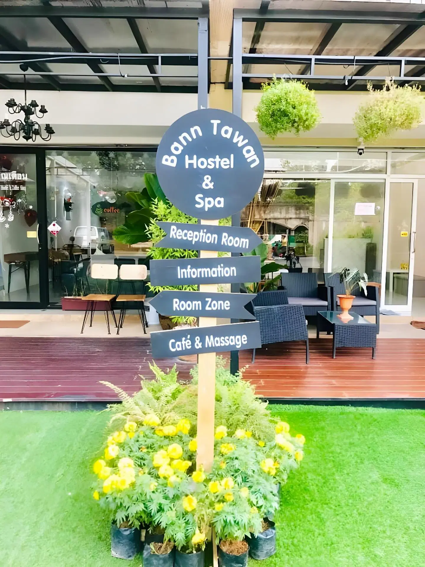 Bann Tawan Hostel & Spa Bar
