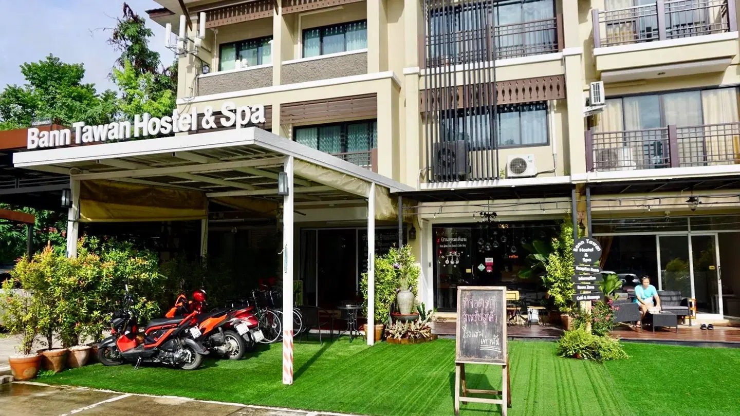 Bann Tawan Hostel & Spa EXTERIOR