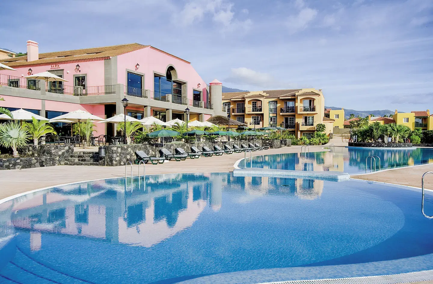 Las Olas OUTDOOR_POOL