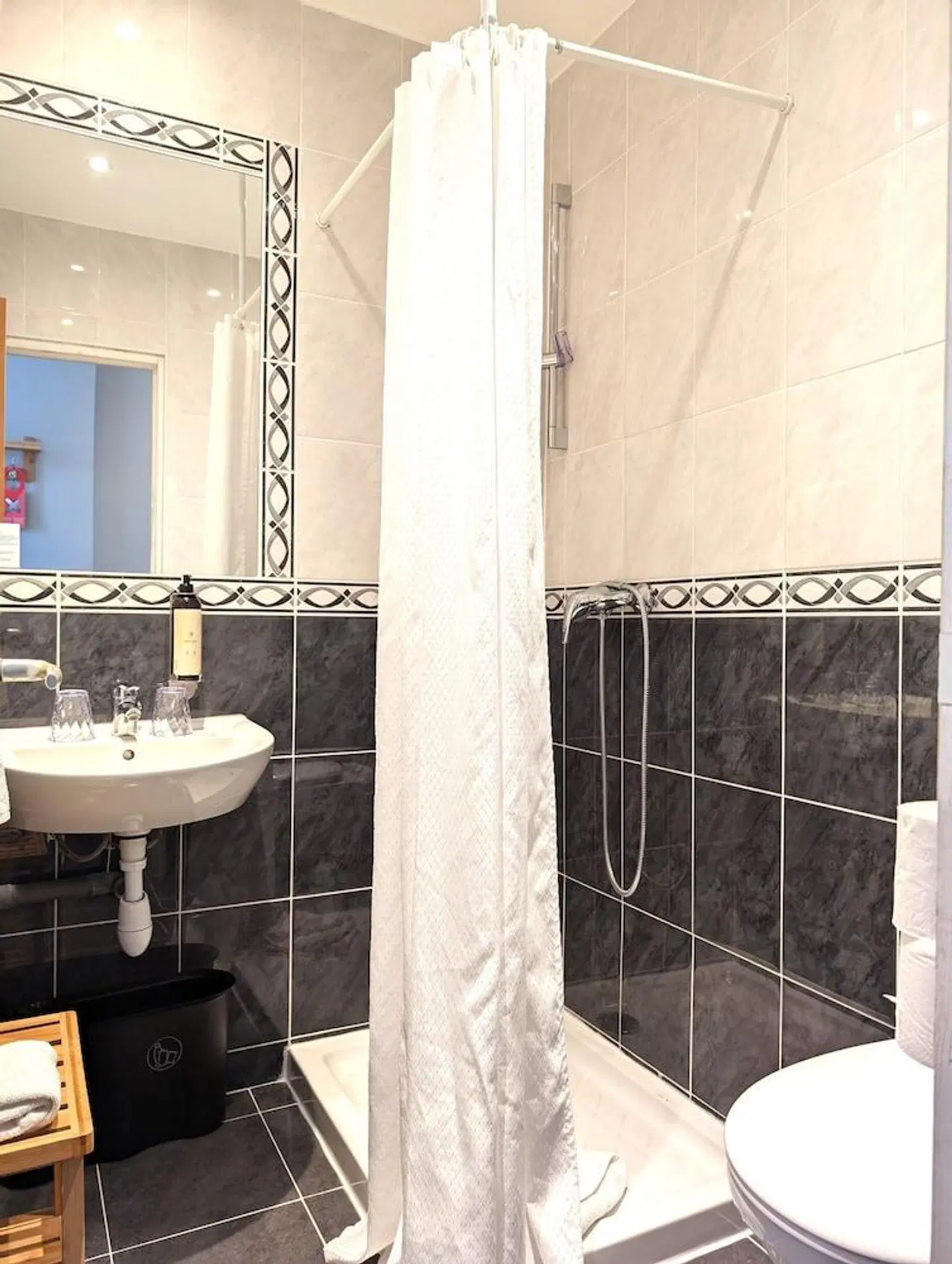 H33 Hôtel Badezimmer