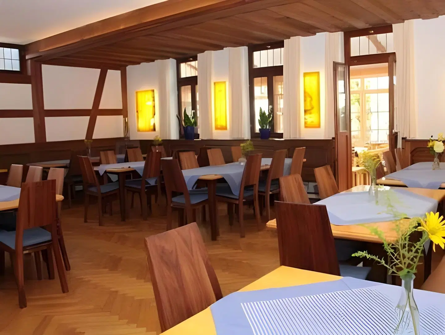 Gasthaus Sindel-Buckel mit Karpfenhotel und Herrenhaus Bar