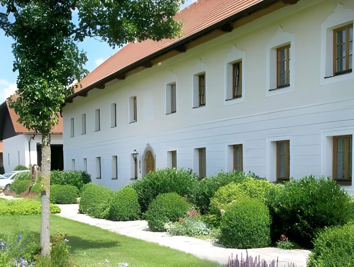 Herzog zu Laah EXTERIOR