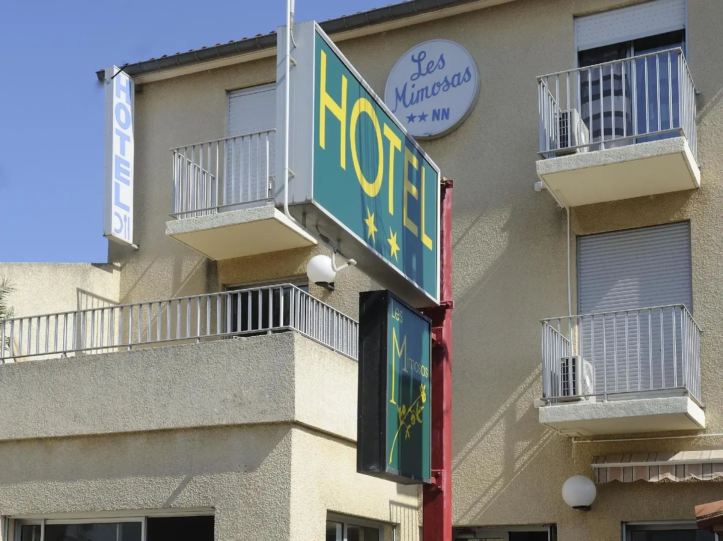 Les Mimosas EXTERIOR