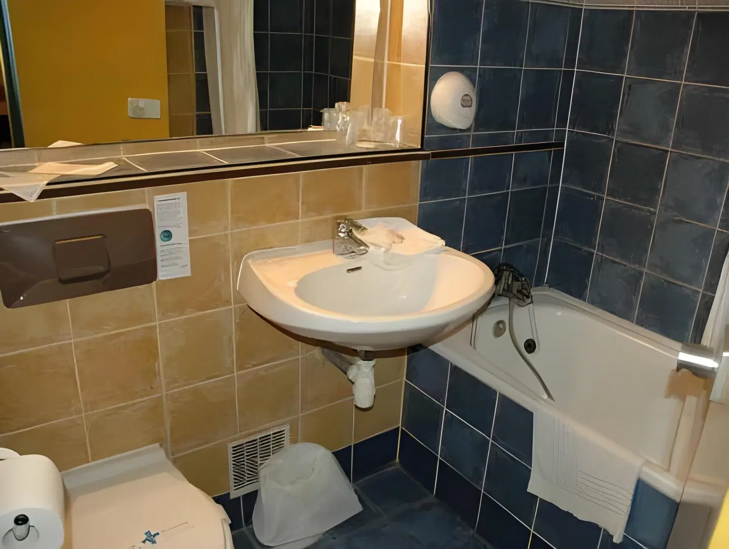 Brit Hotel Bosquet Carcassonne Badezimmer