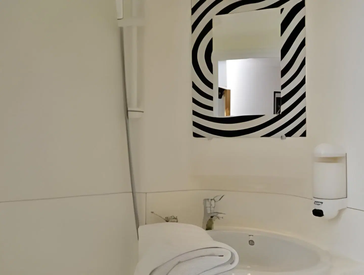 Brit Hotel Porte d'Espagne Badezimmer