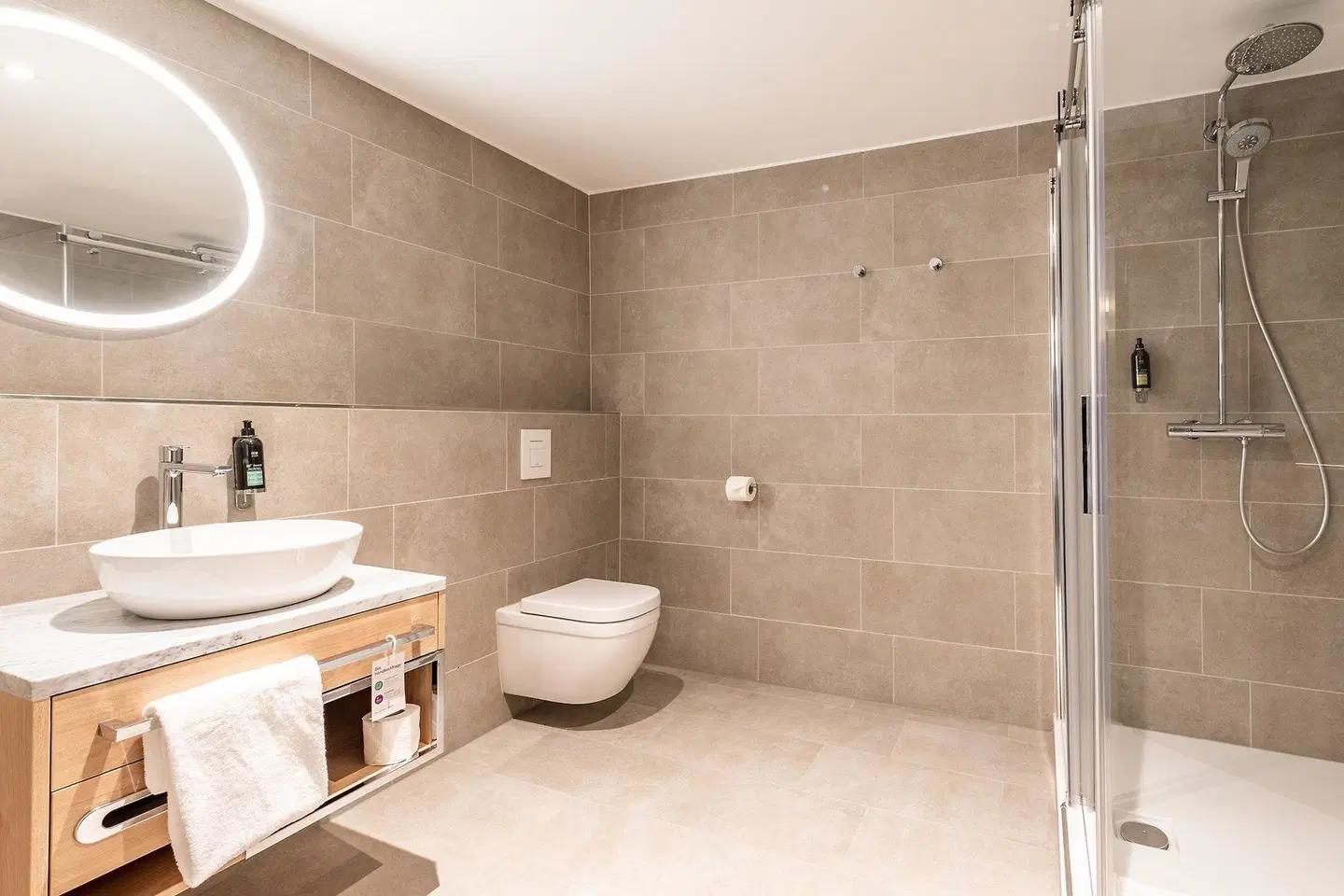 Premier Inn Saarbrücken City Centre Hotel Badezimmer