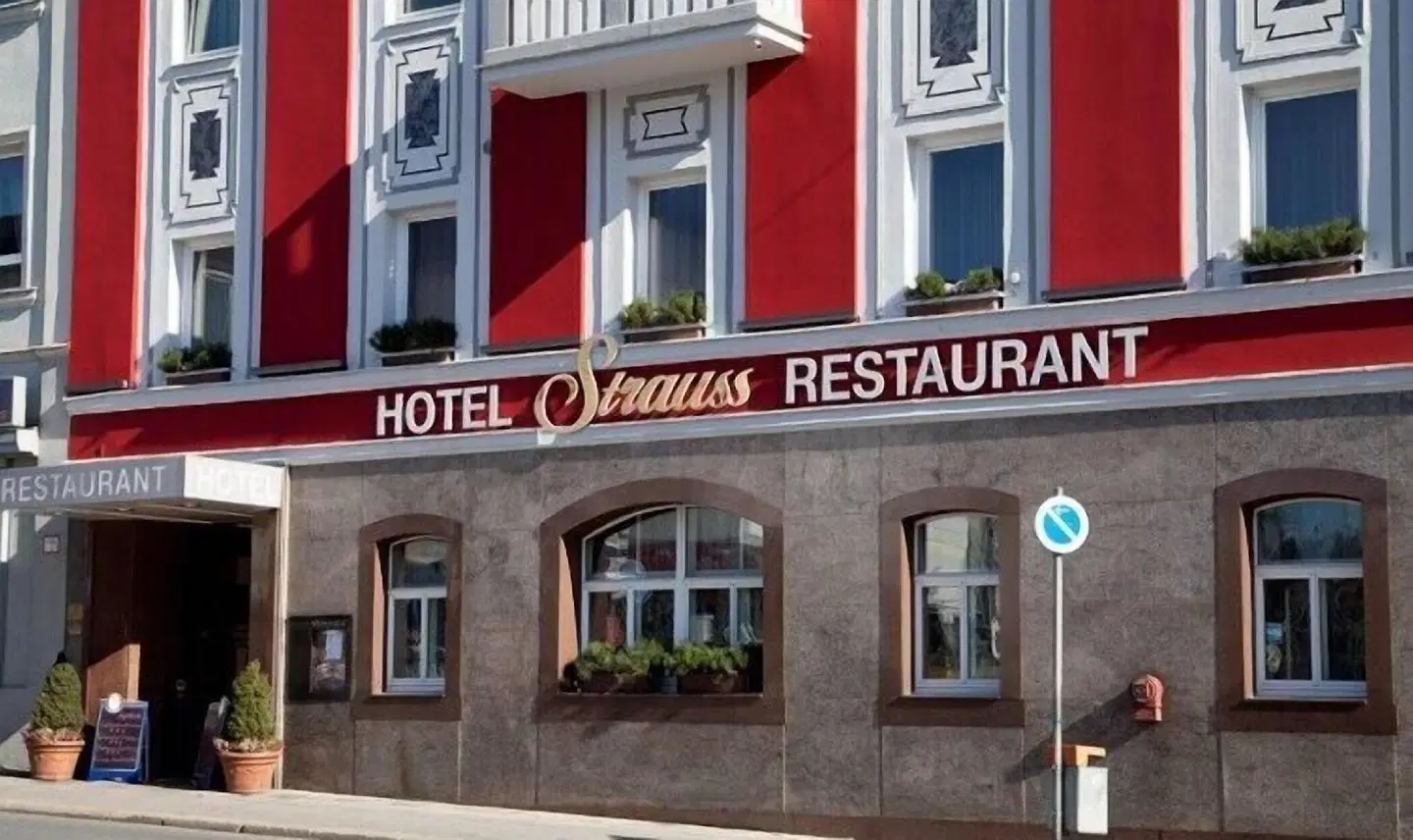 Hotel Strauss EXTERIOR