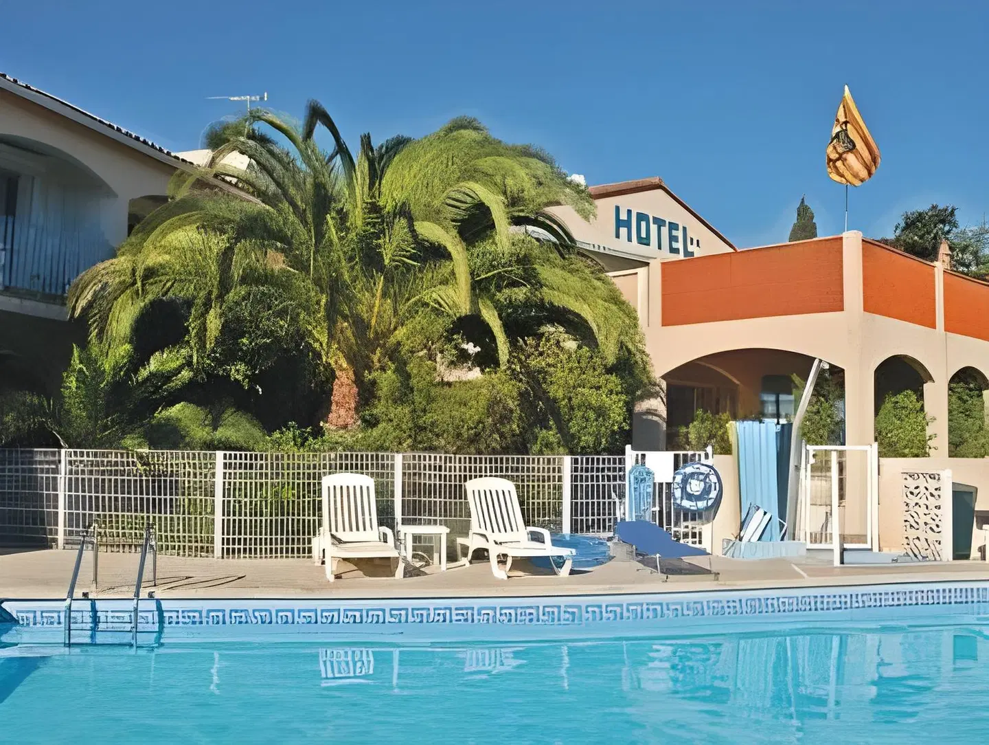 Acapella OUTDOOR_POOL