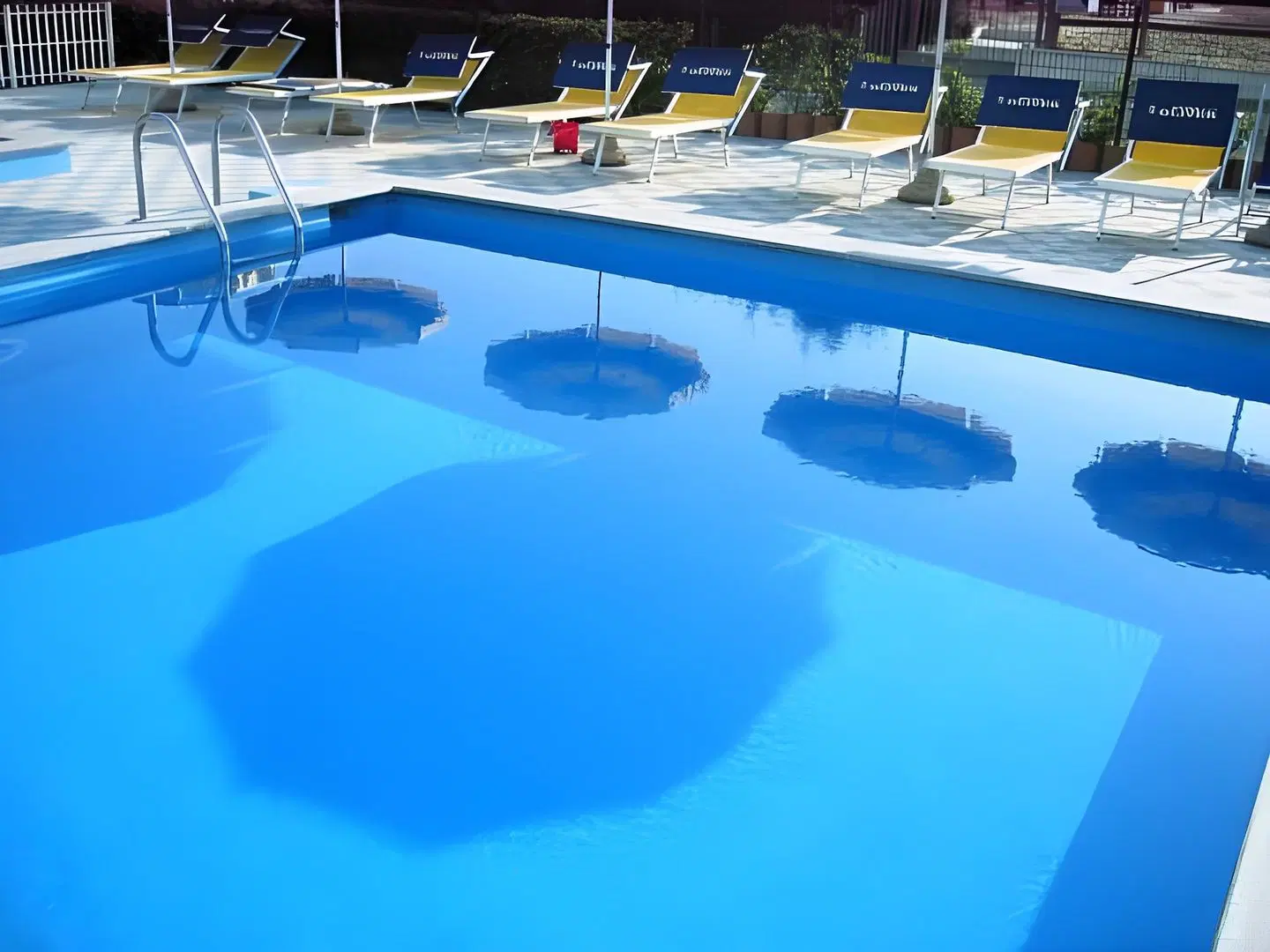 Oliver OUTDOOR_POOL