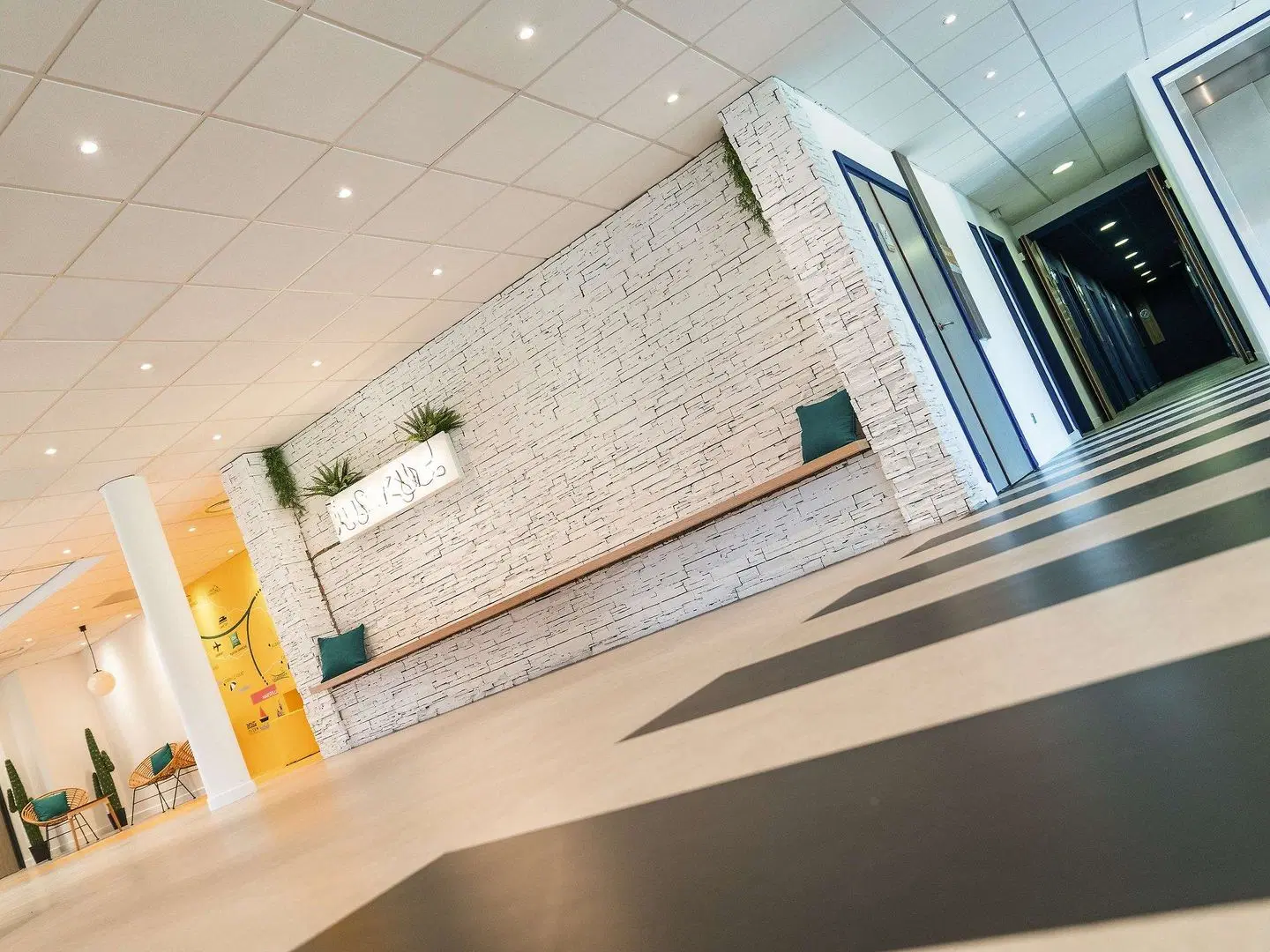 ibis Styles Marseille Plan de Campagne Hallenbad