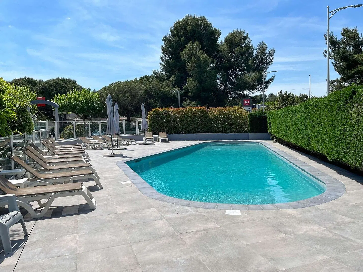 ibis Nîmes Ouest OUTDOOR_POOL