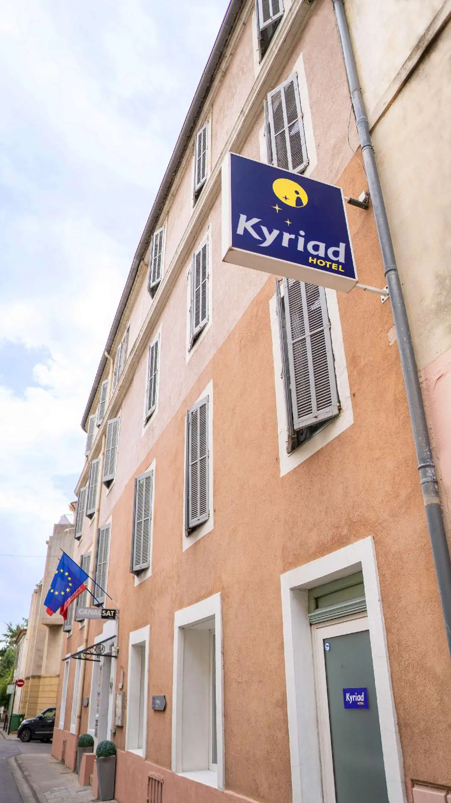 Adonis Nîmes Plazza EXTERIOR