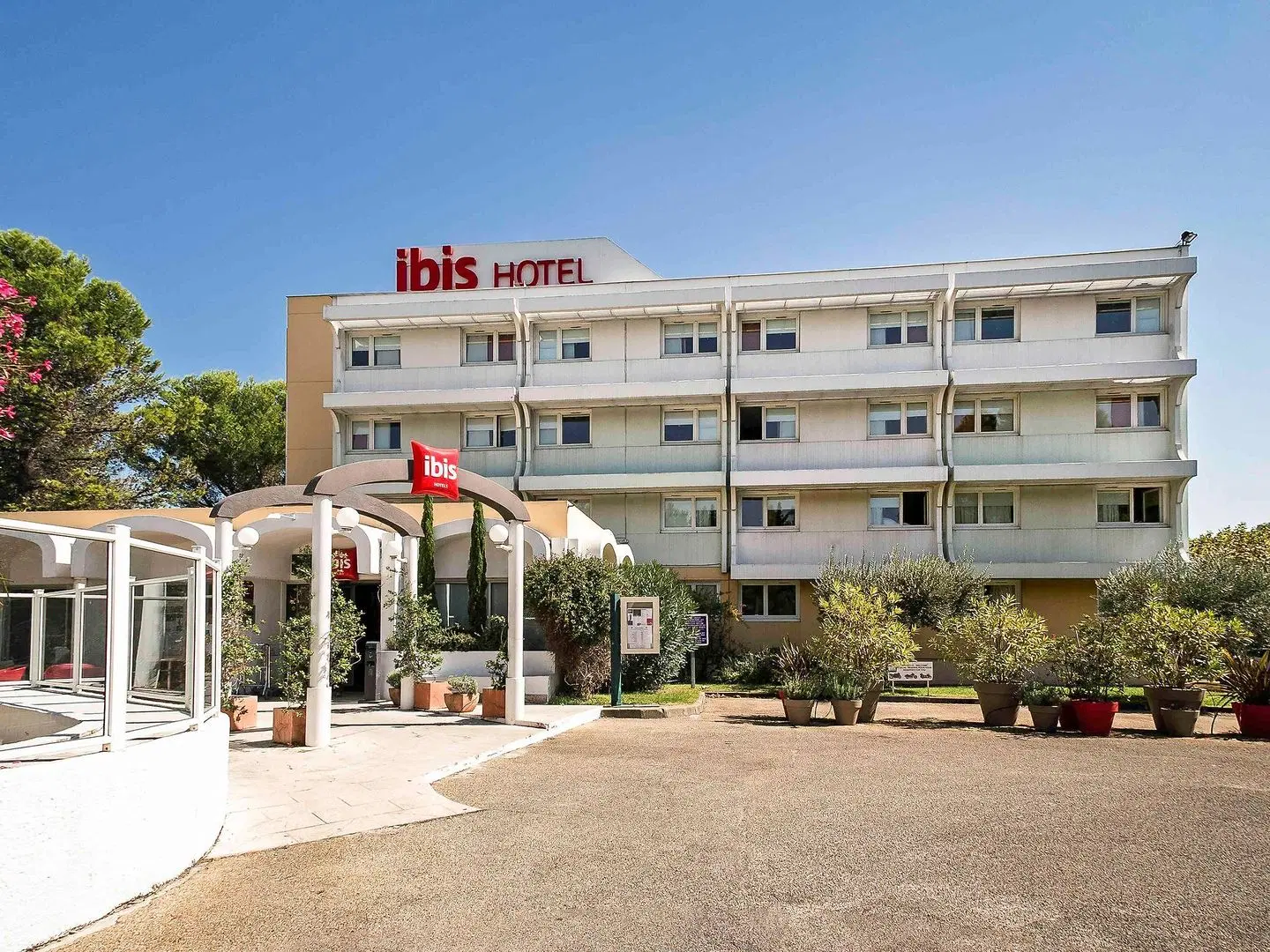 ibis Nîmes Ouest EXTERIOR