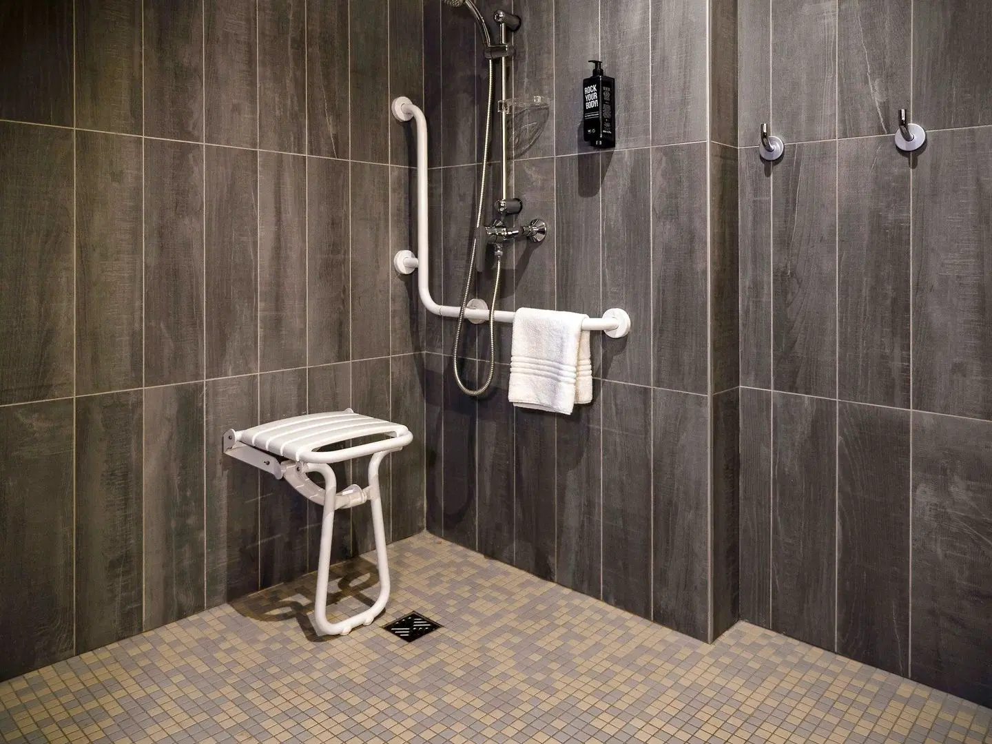 ibis Arles Badezimmer