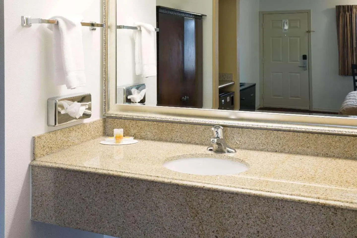 Days Inn by Wyndham Newport OR Badezimmer