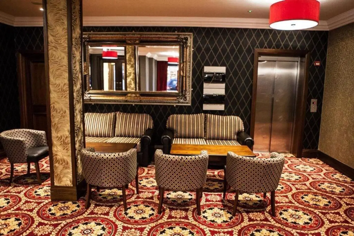 Dillons Hotel Bar