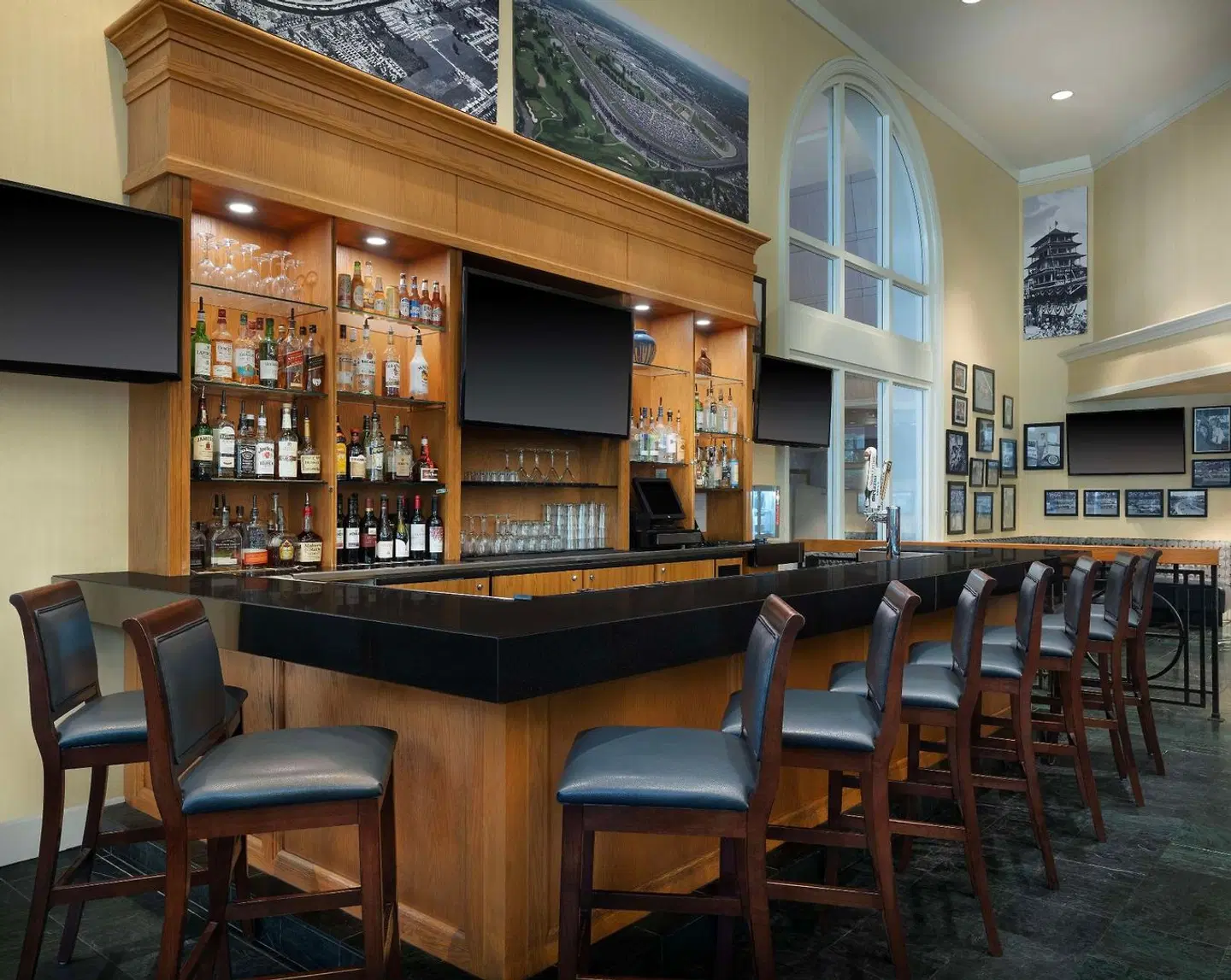 Hilton Indianapolis Hotel & Suites Bar