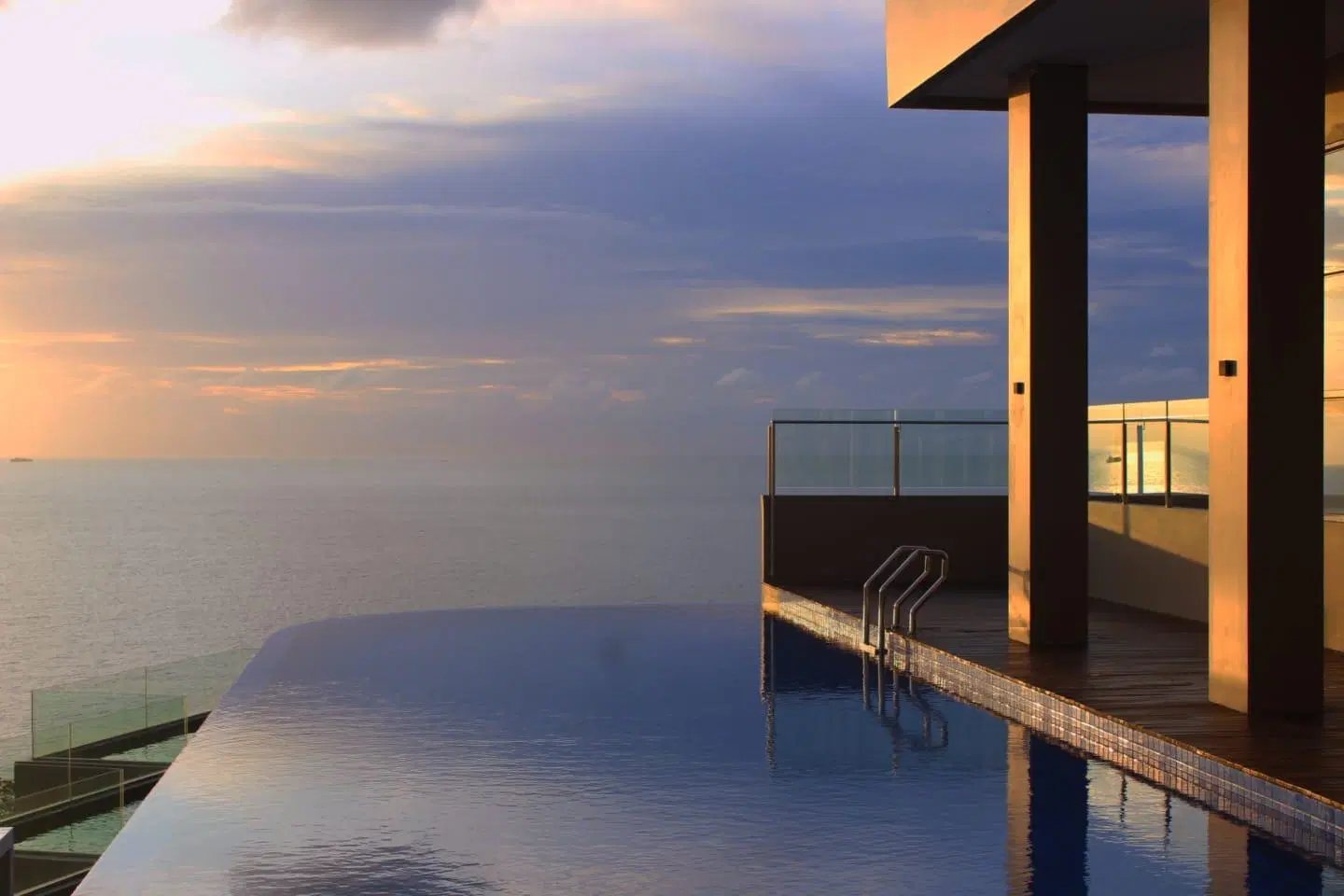 Golden Tulip Essential Belitung TERRACE