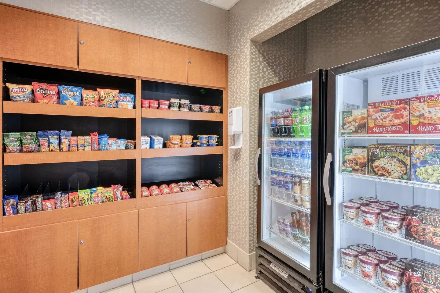 SpringHill Suites by Marriott Terre Haute Bar