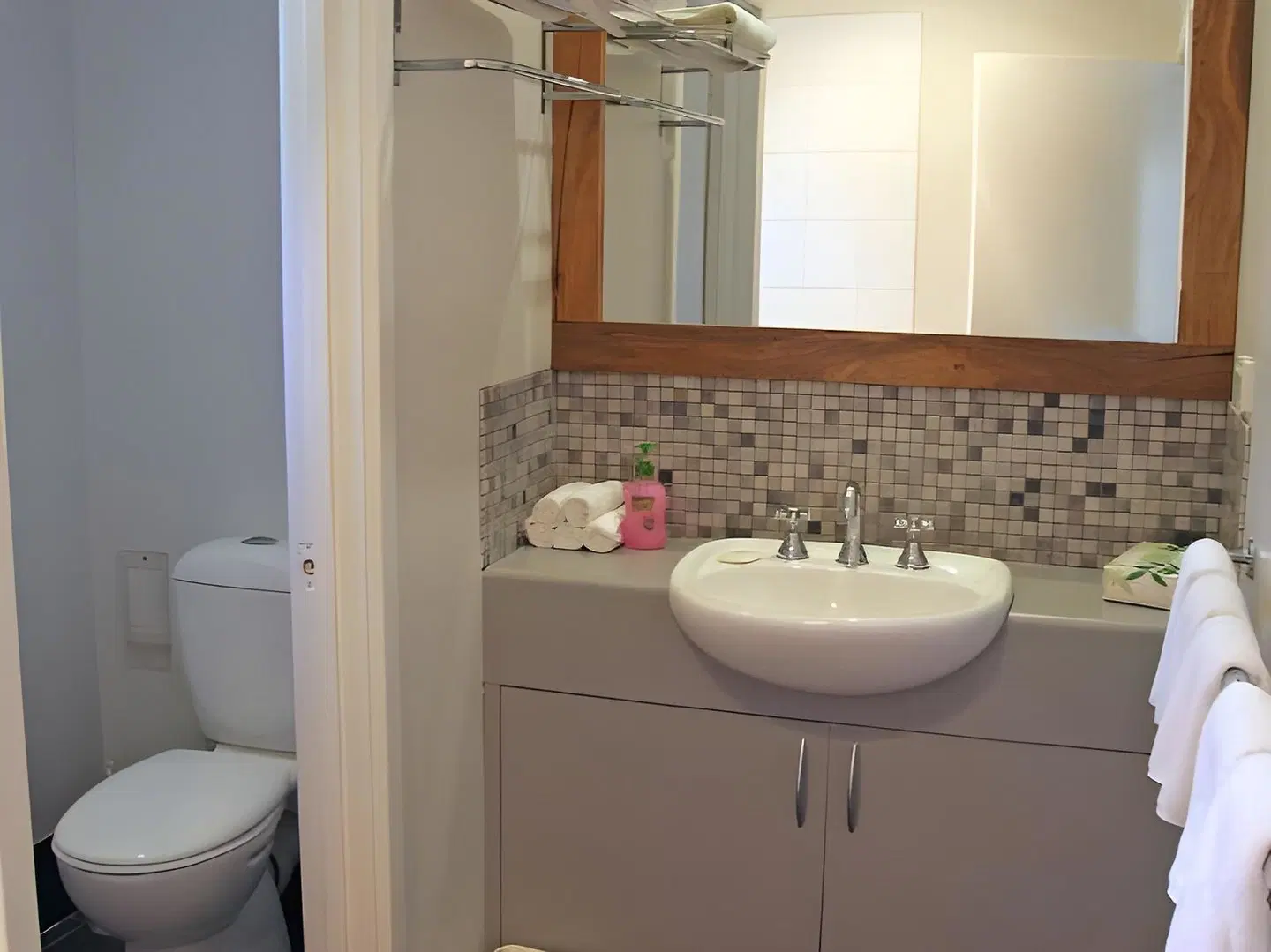 Adamsons Riverside Accommodation Badezimmer