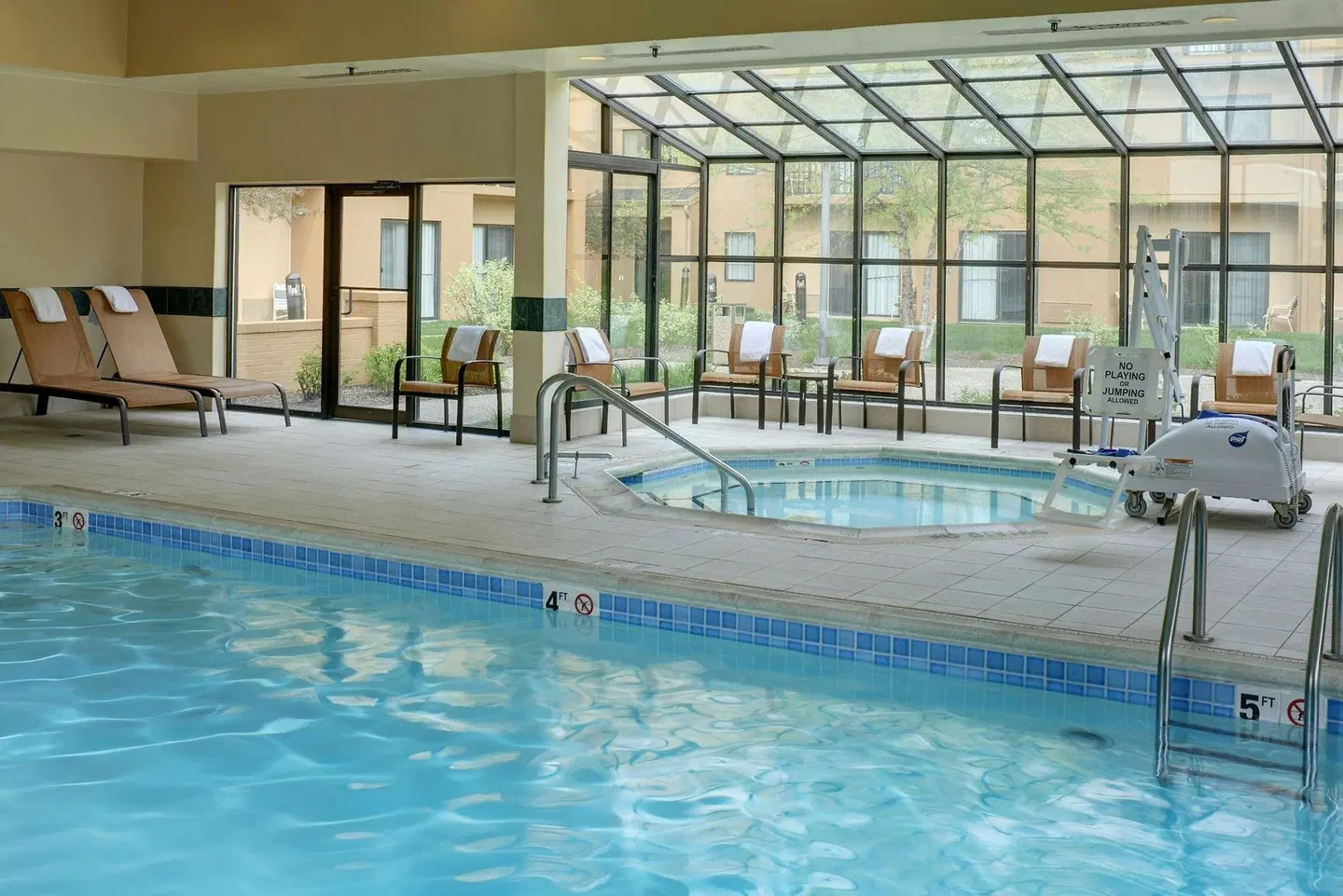 Courtyard by Marriott Indianapolis Airport Hallenbad