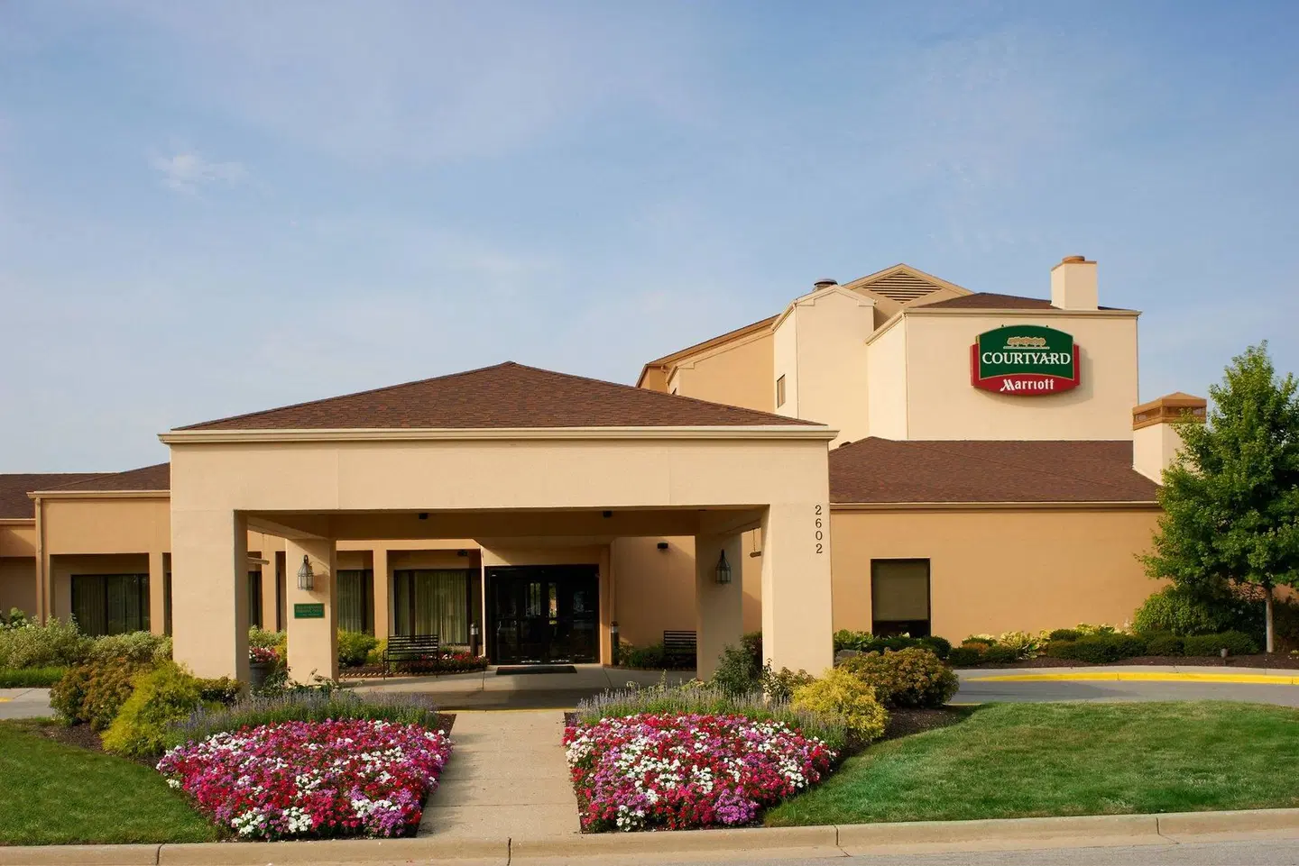 Courtyard by Marriott Indianapolis Airport EXTERIOR