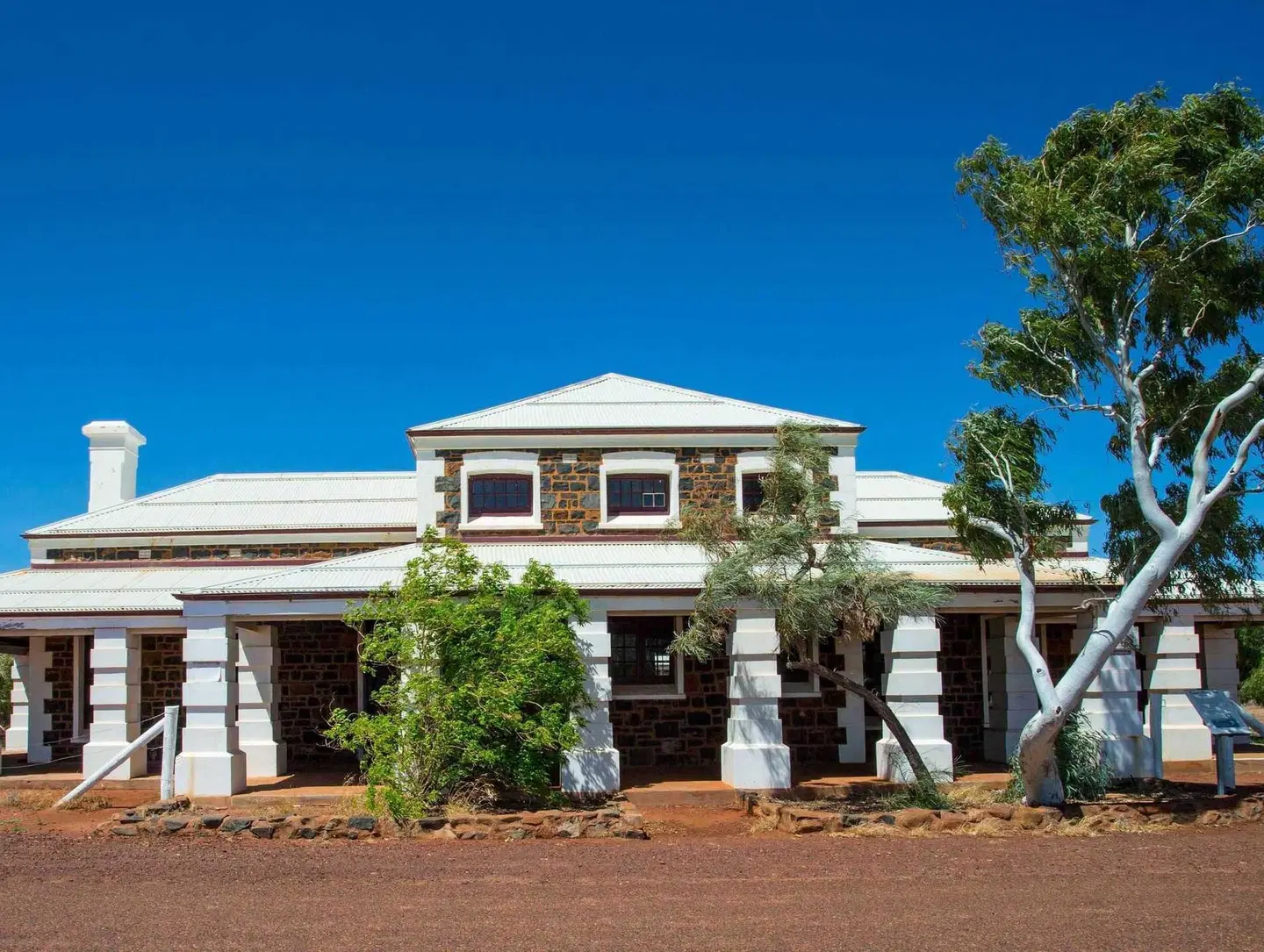 Comfort Inn & Suites Karratha EXTERIOR