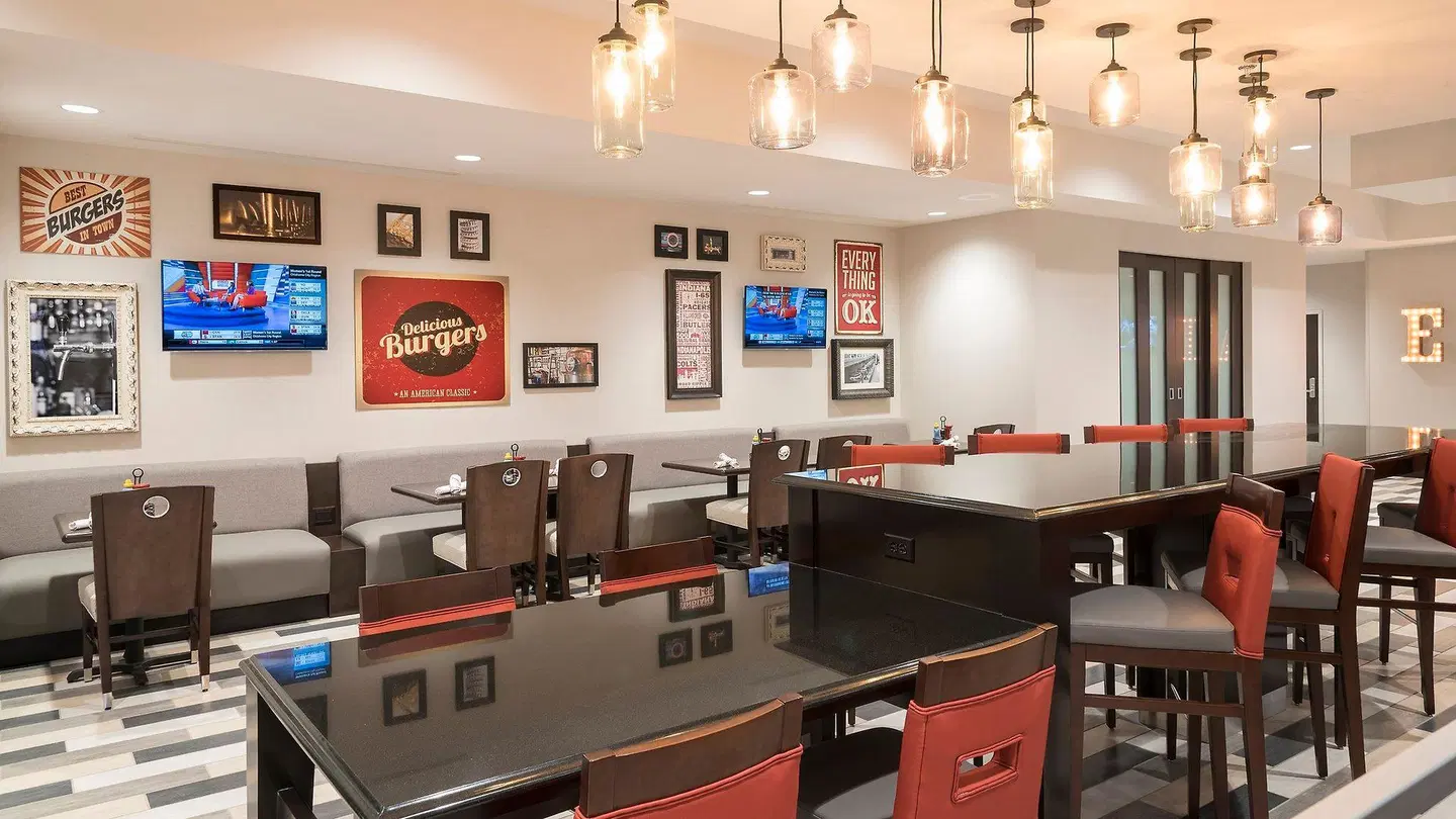 Holiday Inn Indianapolis Airport Bar