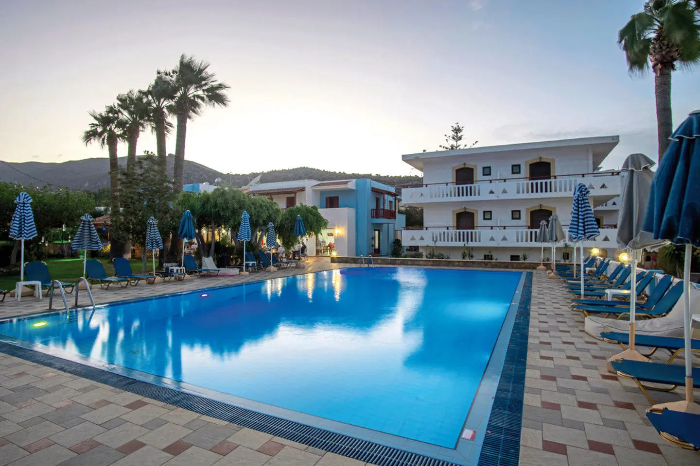 Paloma Garden & Corina OUTDOOR_POOL