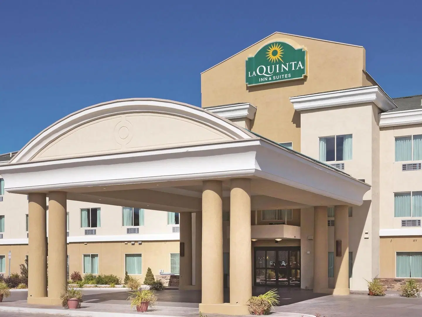 La Quinta Inn & Suites by Wyndham Ely EXTERIOR