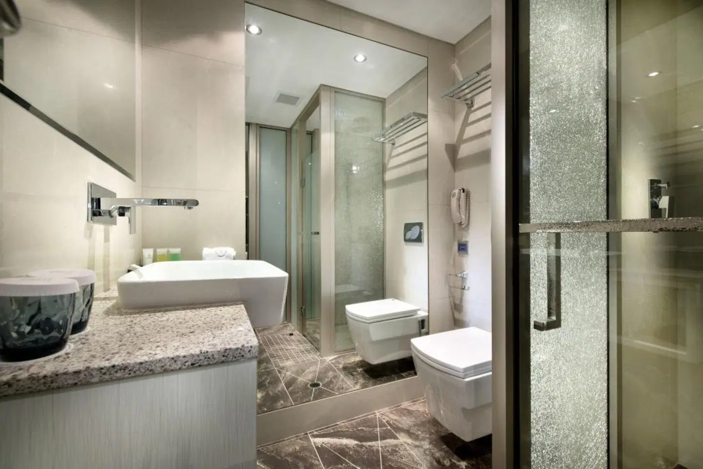 International on the Water Hotel Badezimmer