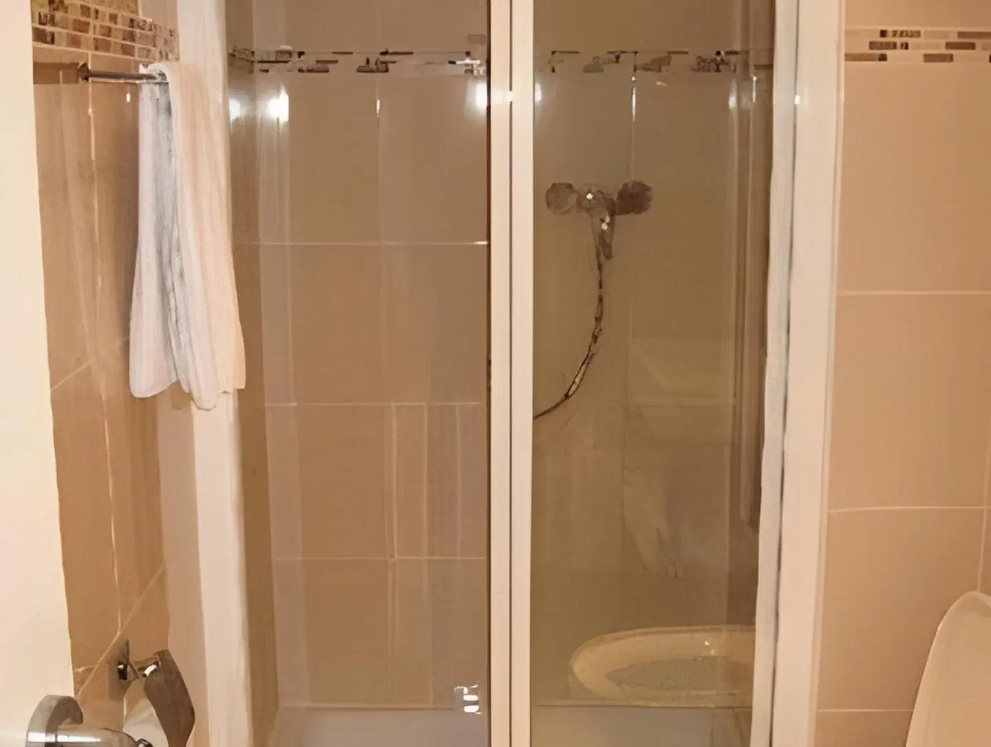 Cosmotel BATHROOM