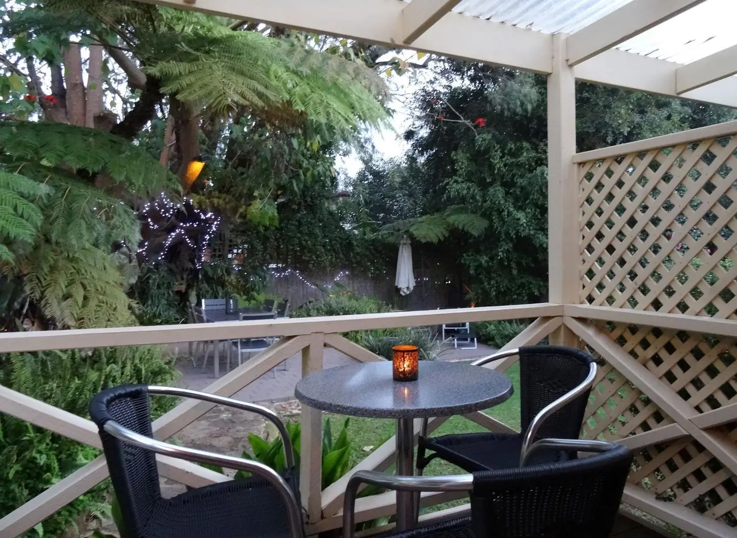 Edge Of The Forest Garden Motel Terrasse
