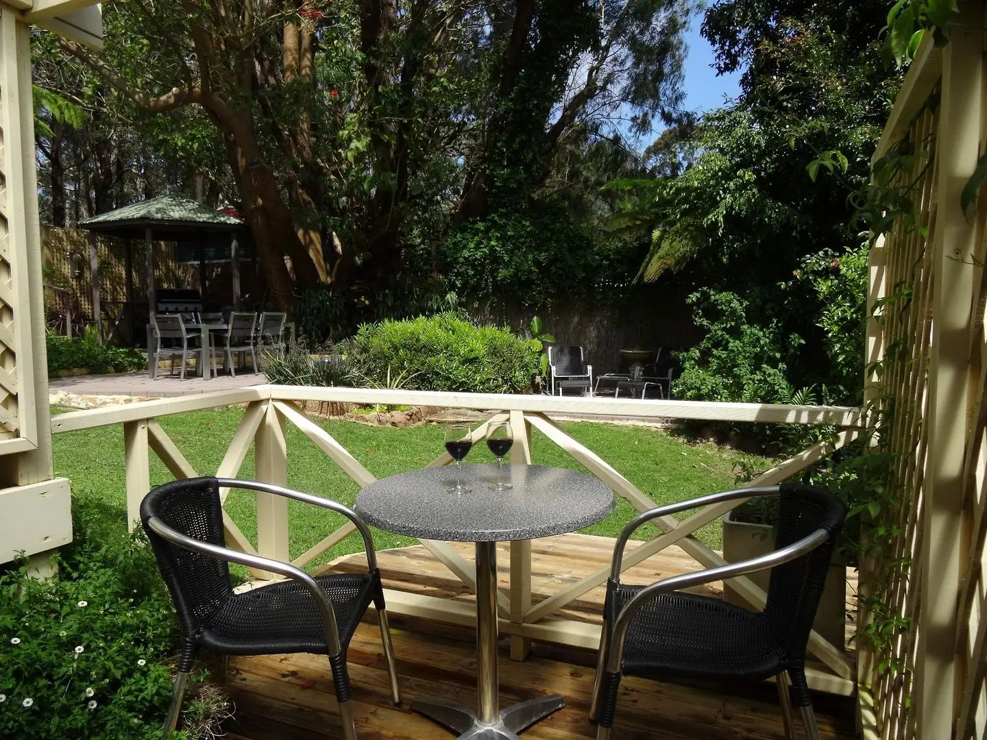 Edge Of The Forest Garden Motel Terrasse