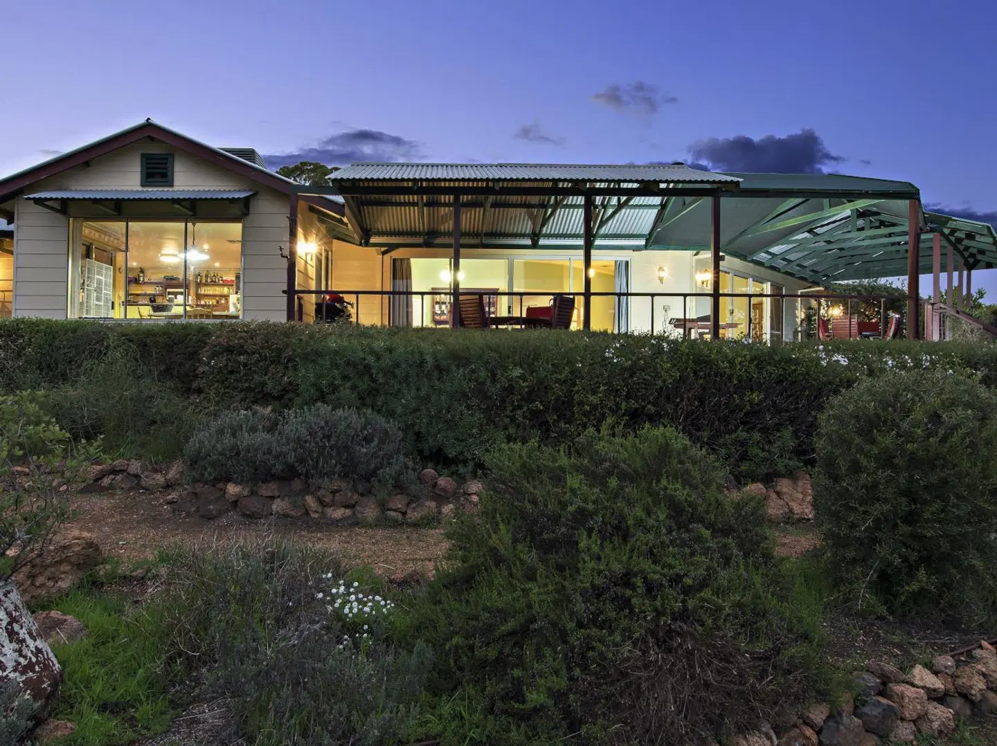 Shambhala Guesthouse EXTERIOR