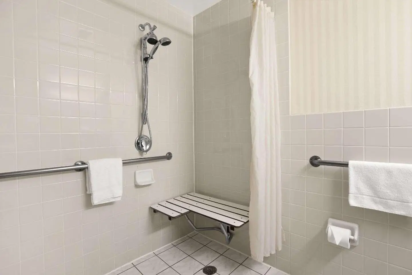 Travelodge By The Bay Badezimmer