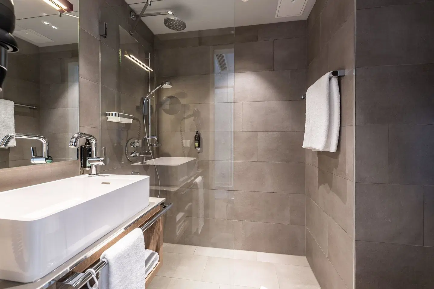 Premier Inn Heidelberg City Bahnstadt Hotel Badezimmer
