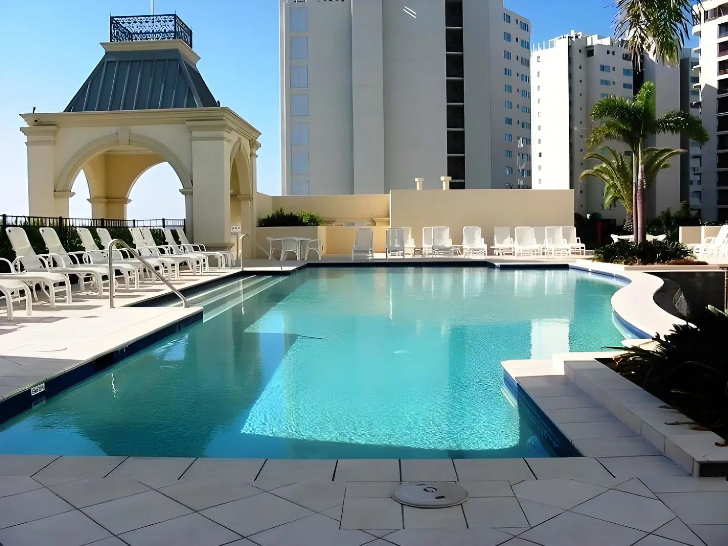 The Grand Apartments OUTDOOR_POOL