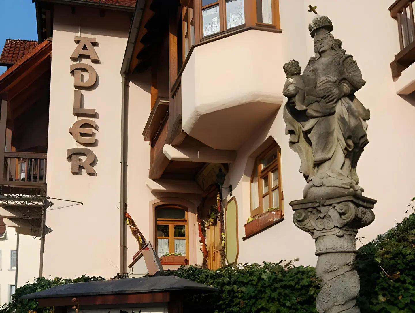 Adler EXTERIOR