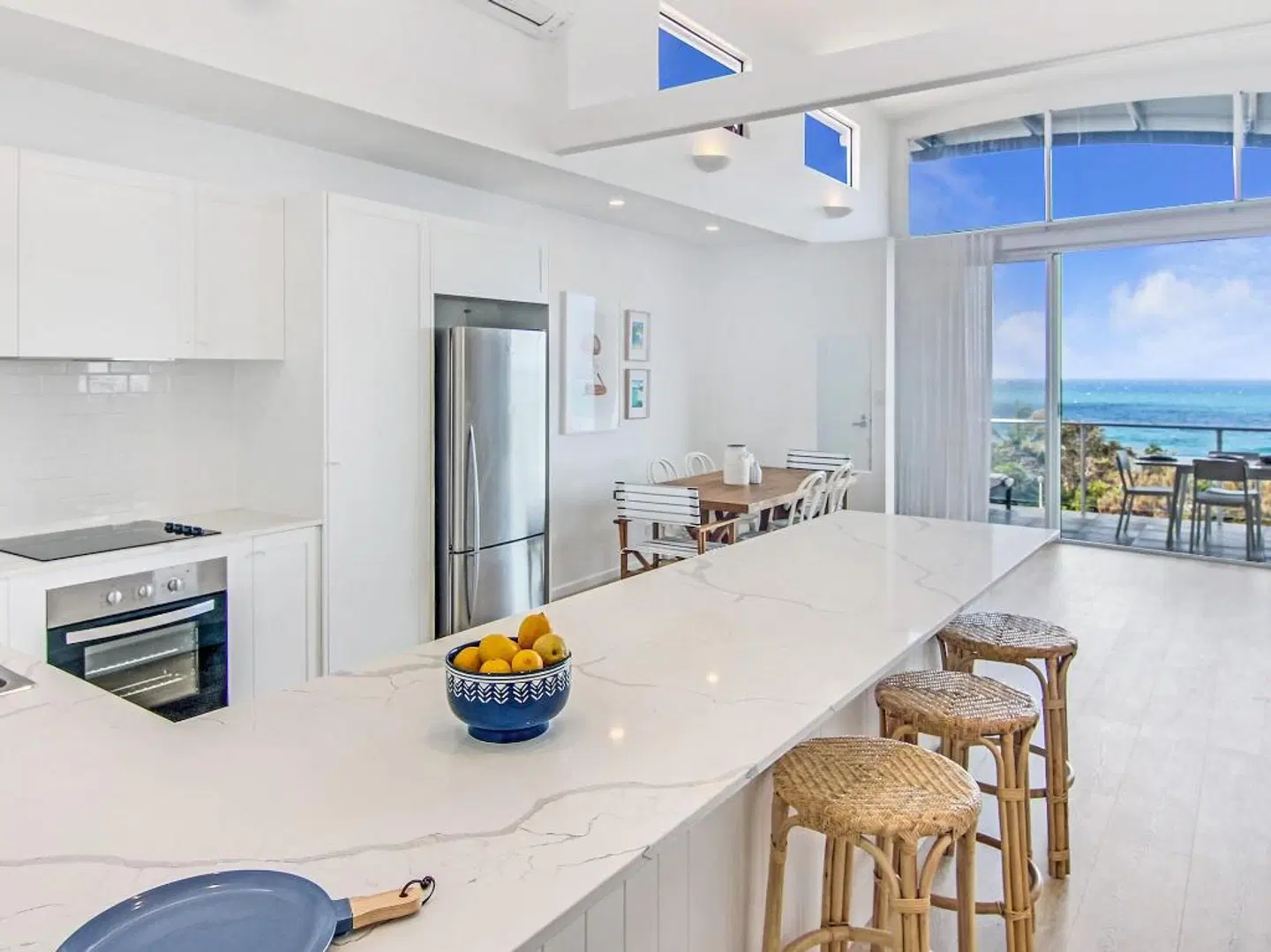Aqua Promenade Beachfront Holiday Apartments Bar
