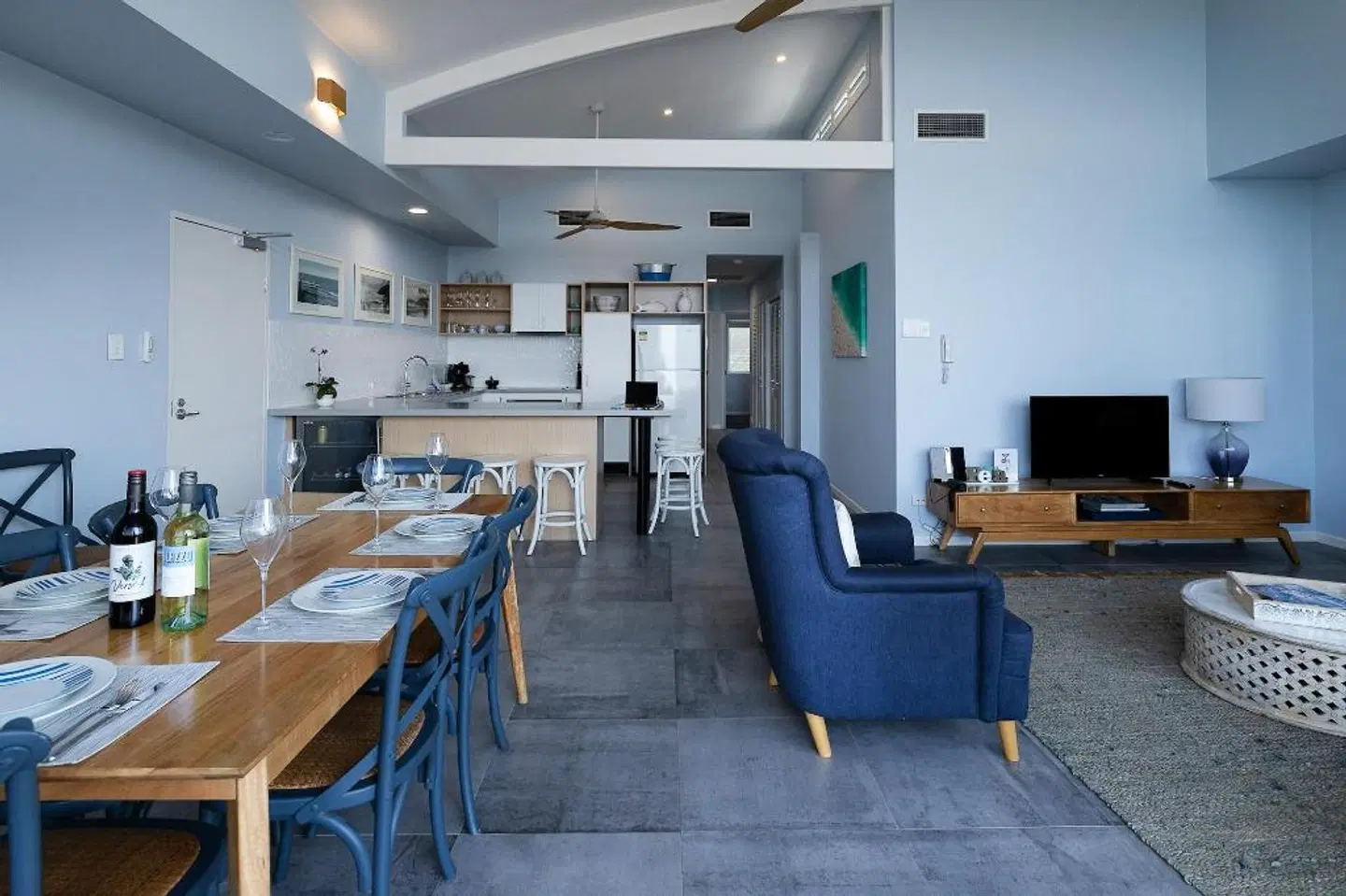 Aqua Promenade Beachfront Holiday Apartments Bar