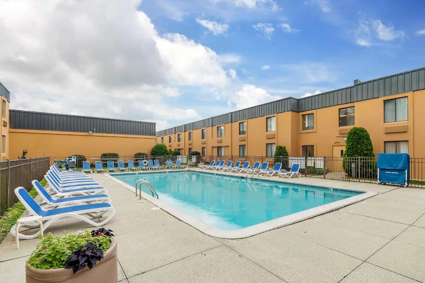 Clarion Hotel & Conference Center OUTDOOR_POOL